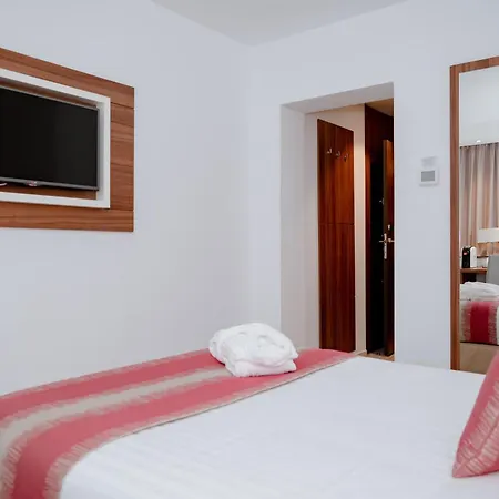 فندق Ramada Plaza By Wyndham كرايوفا