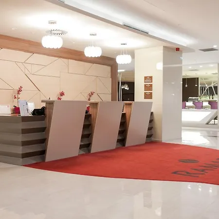 Ramada Plaza By Wyndham فندق
