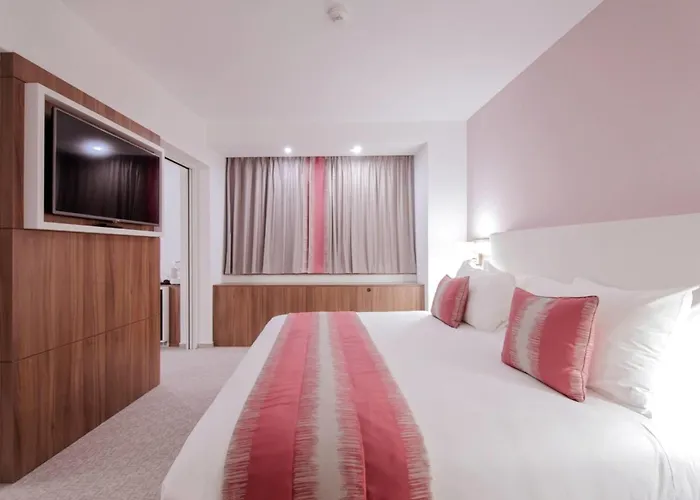 Ramada Plaza Hotell 4*